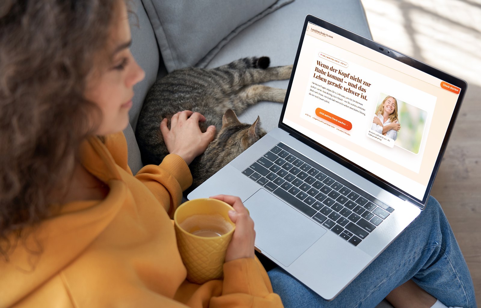 Frau mit Katze auf dem Sofa schaut auf ihrem Laptop den 2-Minuten-Check an