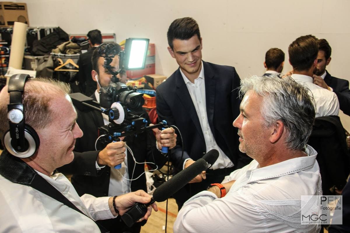 Karim bei einem Fernsehdreh, Kamera und Mikrofon im Bild