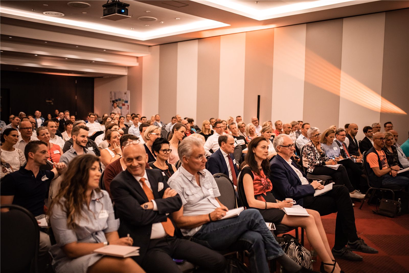 Voller Saal, Menschen hören zu und lachen